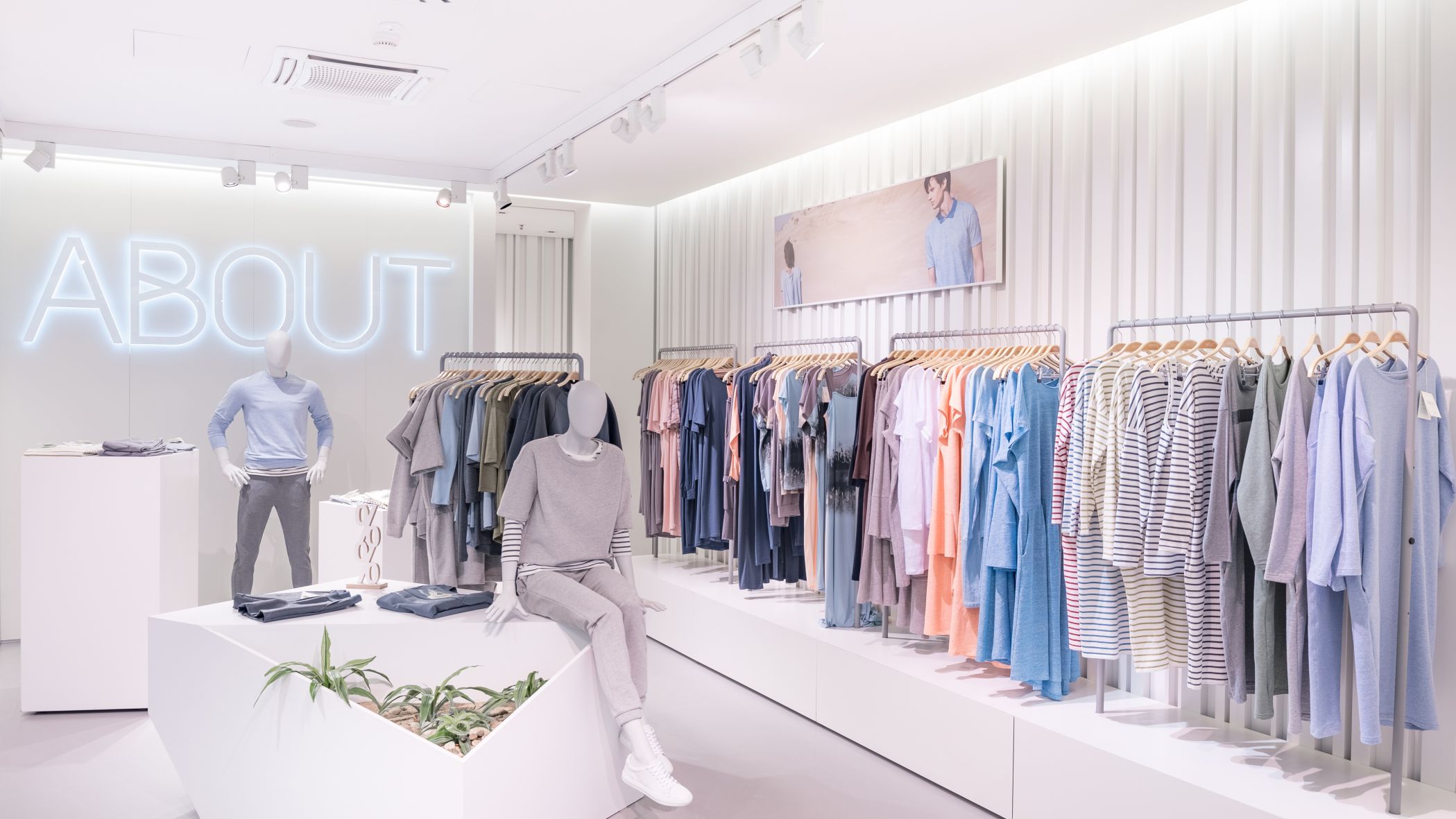 ABOUT-PREKYBOS CENTRAS  GEDIMINO 9.-VILNIUS 2014